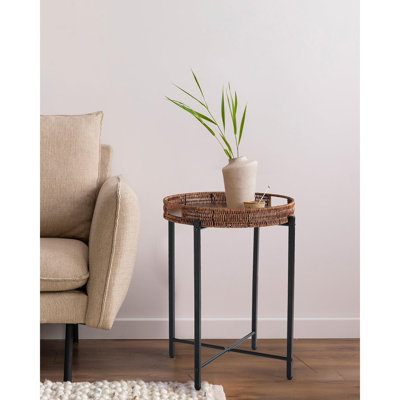 Table d'appoint avec plateau en bois et petite table de bout en osier pour l'intérieur et l'extérieur