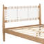 Grand lit avec dossier en cuir blanc tissé, structure en bois naturel