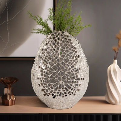 Vase décoratif en aluminium avec motif organique découpé, pièce décorative en métal, motif abstrait moderne ajouré, autoportant, gravé, détail, vase de style artisanal, élément de décoration contemporaine.