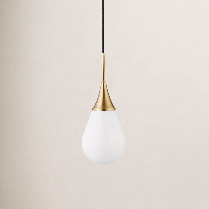 Luminaire suspendu en forme de goutte à 1 lumière Hoye, H 19,12 po x l 7,63 po x P 7,63 po, Blanc, Laiton