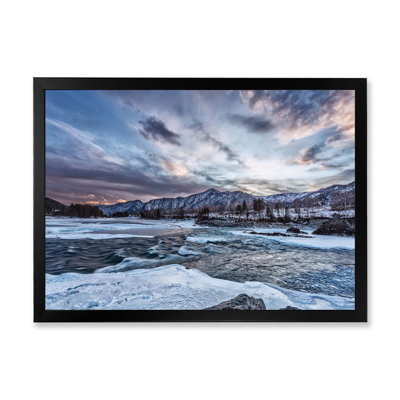 Vieille rivière de montagne parmi la neige au lever du soleil - photographie sur toile