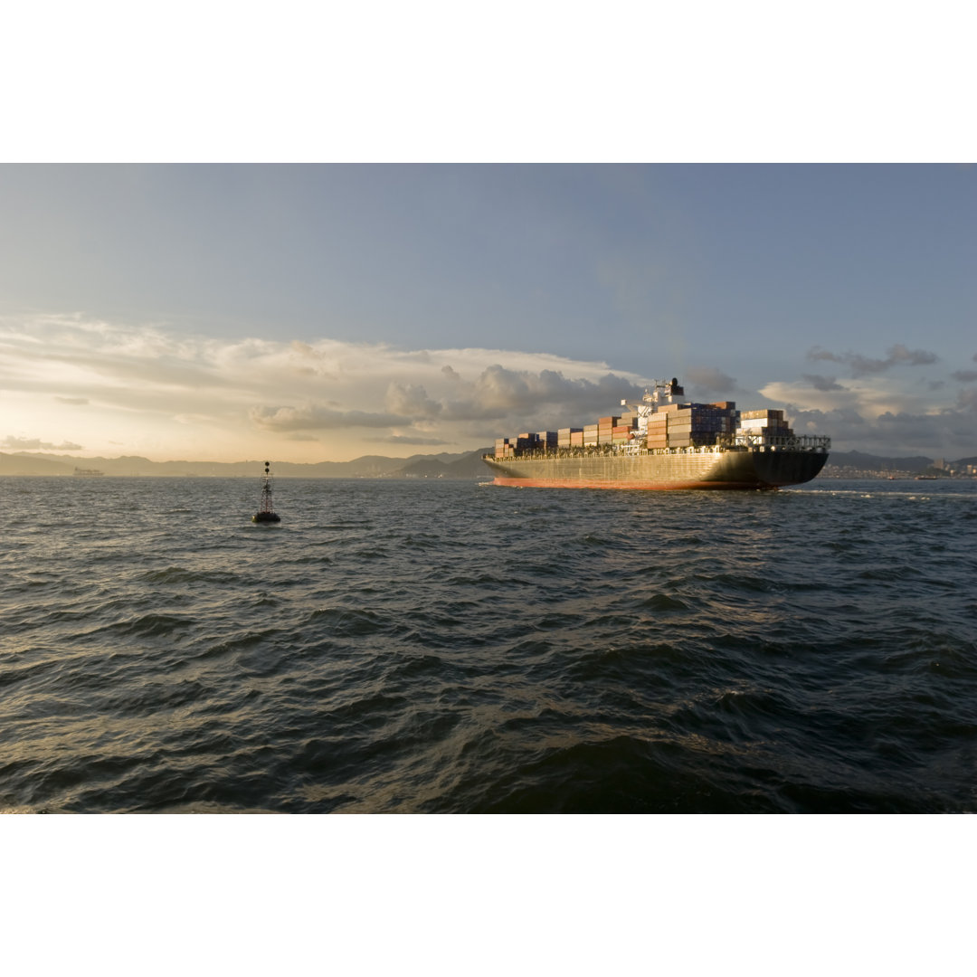 Containerschiff in der Abenddämmerung von Namussi - Kunstdrucke auf Leinwand ohne Rahmen