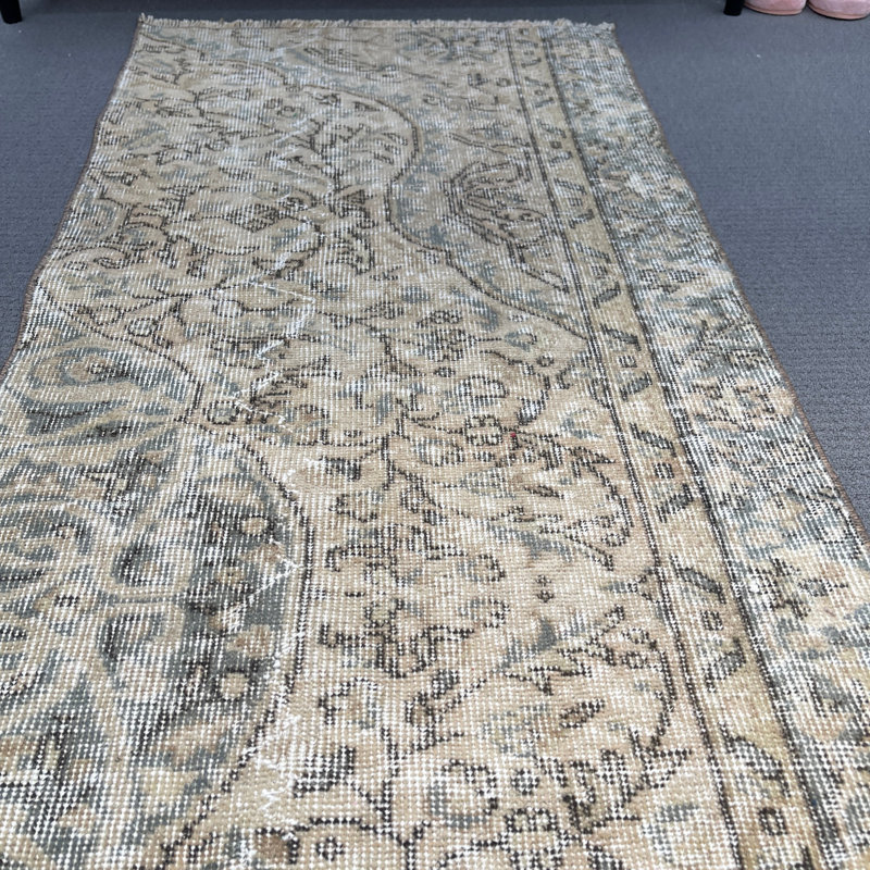 Tapis de style traditionnel 26,8 x 58,3 po en laine beige