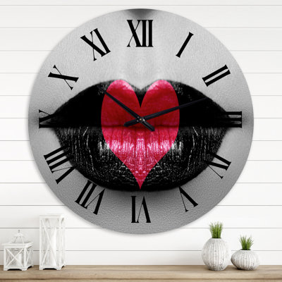 Cœur rouge avec lèvres noires et blanches - Horloge murale moderne