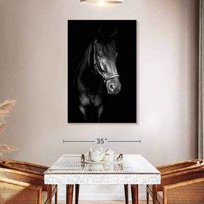 Cheval noir dans le noir sur toile