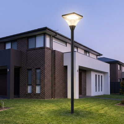 Lampadaire solaire à DEL avec télécommande et capteur de crépuscule à l'aube