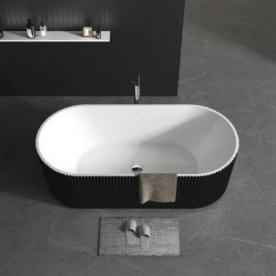 Baignoire de trempage autoportante, construction en acrylique, longueur 67 po, conception profonde avec bonde escamotable et trop-plein, style spa de salle de bain moderne, finition noire et blanche