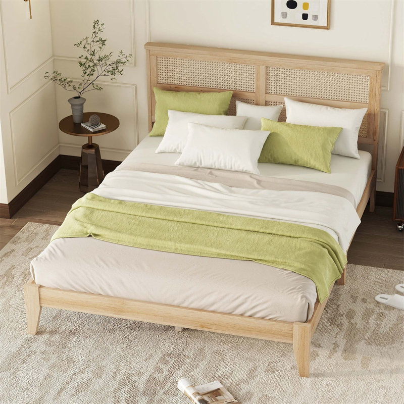 Lit en bois massif avec tête de lit en rotin PE tissé, offrant une élégance rustique, un grand espace de rangement sous le lit, une plateforme de support stable et un assemblage facile.