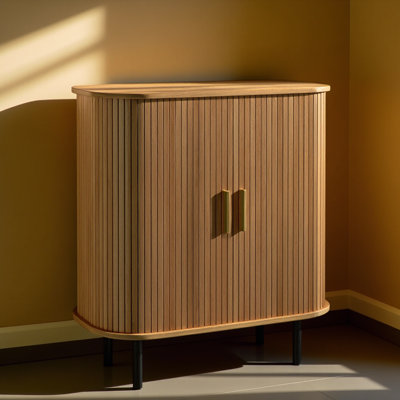 Armoire à vin cannelée 28 po avec support à vin à 8 grilles, 5 tablettes réglables à 5 niveaux, 2 porte-verres, portes tambour coulissantes, 4 espaces de rangement cachés sur le côté, station de café moderne, naturel