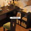 Bureau noir en bois massif en forme de L avec armoires ouvertes-1031661018