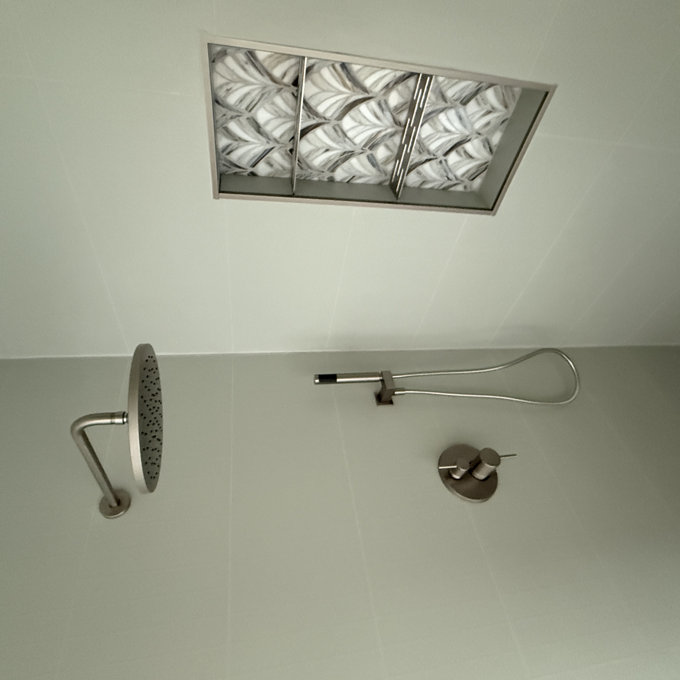 Delta Faucet Modern Raincan Duschsystem – 2-stufig Mit Regenduschkopf & Handbrause | Chrom, Inkl. Ventil