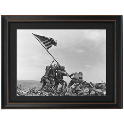 Lever le drapeau à Iwo Jima par Joe Rosenthal | Reproduction encadrée