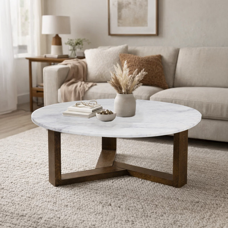 Table basse ronde de 38 po Fina, plateau en marbre véritable blanc, base à 3 pieds en bois de manguier brun naturel