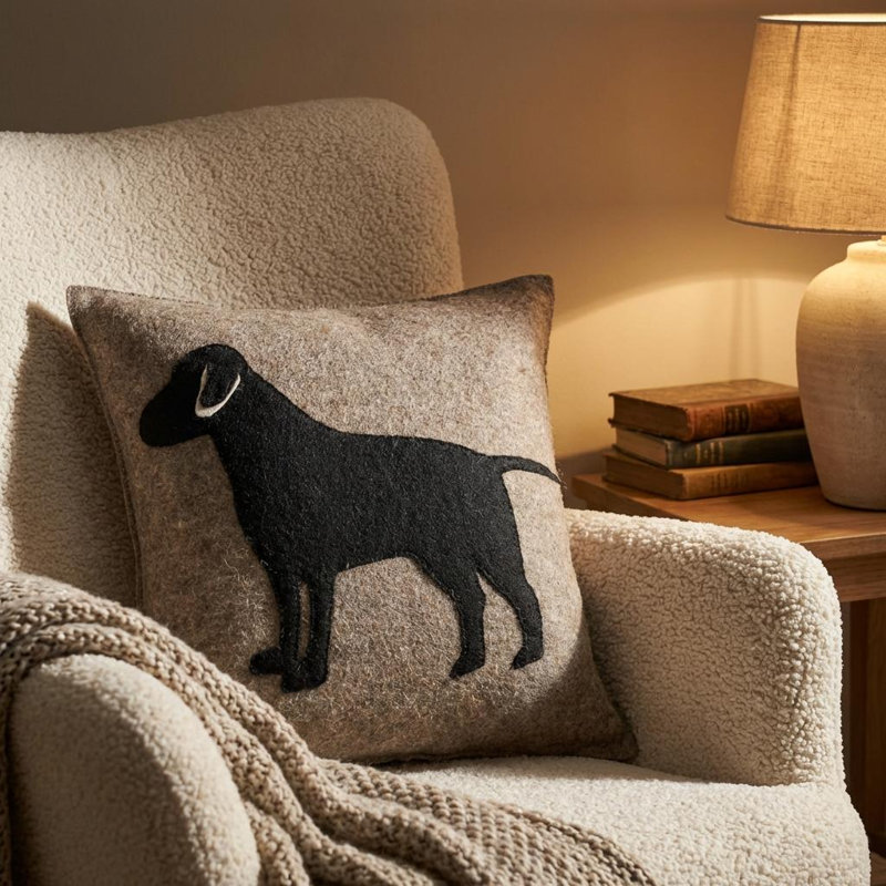 Coussin fait à la main en laine feutrée à la main - Labo noir sur fond gris - 20 po