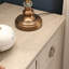 Meuble d'appoint en bois massif gris pâle