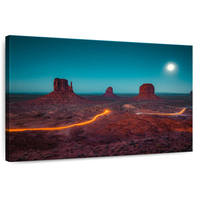 Lune d'Alvord au-dessus de Monument Valley
