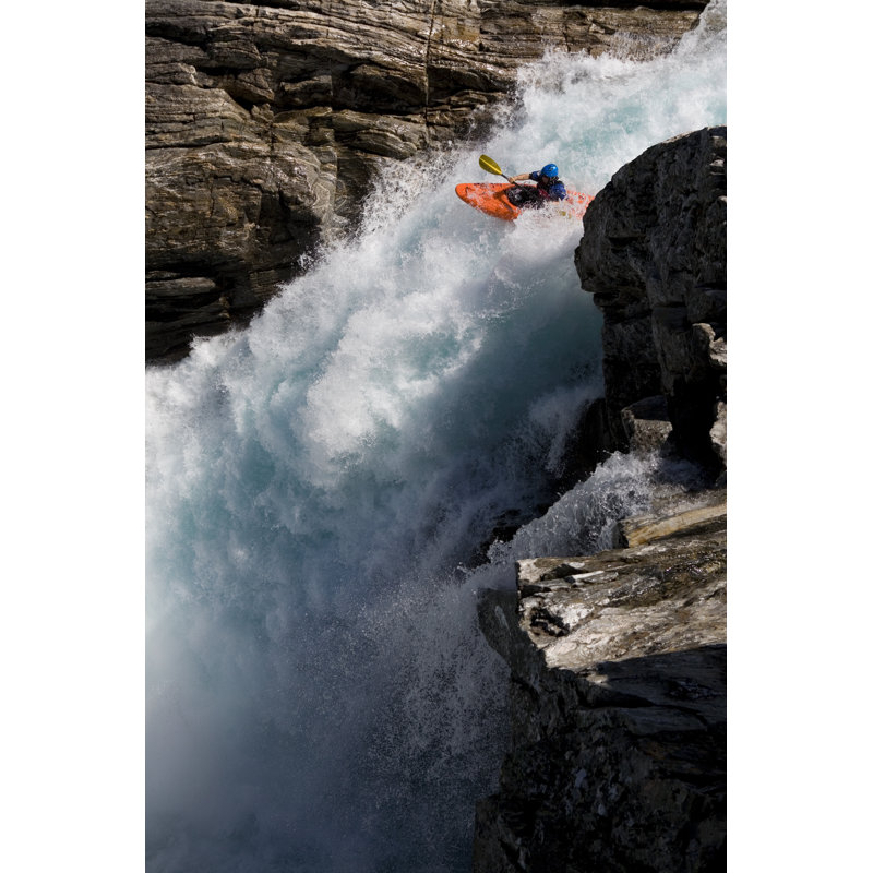 Waterfall Kayaker - peinture sur toile tendue, H 12 po x l 8 po