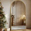 Miroir surdimensionné arqué en métal surdimensionné-570231696-543396702
