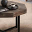 Table basse octogonale de style rétro avec pieds robustes en métal, forme en bois brun antique et motif en croix