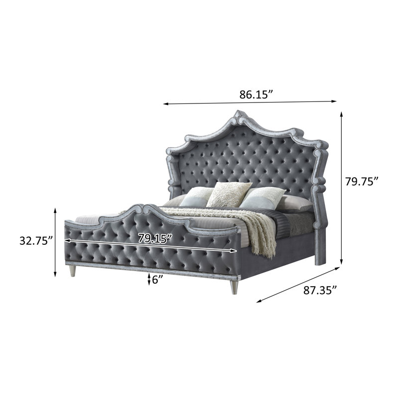 Ensemble de chambre à coucher Domenick, Gris, Très grand, Quatre pièces : lit, commode, miroir et table de