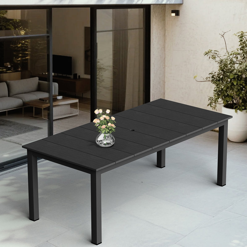 Une table de salle à manger extérieure unique pouvant être utilisée dans plusieurs cas de figure (table incluse seulement)