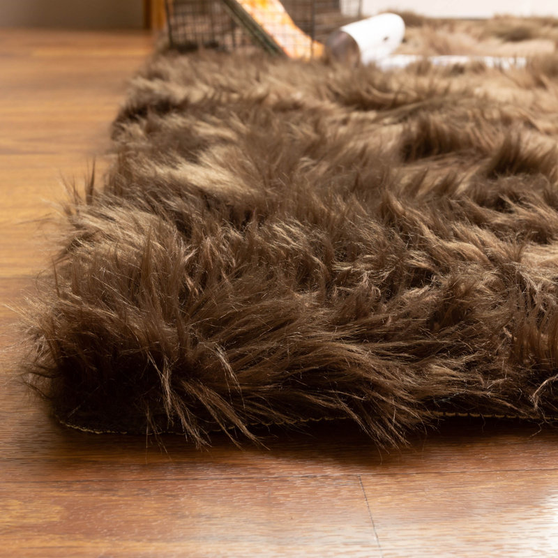 Tapis brun foncé en fausse fourrure Diller, Nouveauté 2 pi x 4 pi