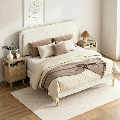 Ensemble de chambre à coucher 3 pièces : 1 lit plateforme King en peluche bouclée rembourrée avec tête de lit réglable en hauteur et 2 tables de chevet en rotin.