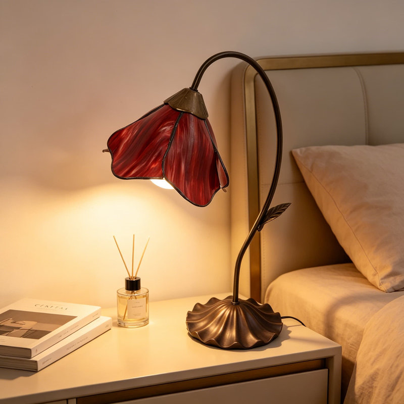 Lampe de table en vitrail de style Tiffany avec abat-jour fleur fabriqué à la main et base en nénuphar, éclairage décoratif fabriqué artisanalement
