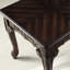 Table basse ornée de couleur cerise foncée avec un aspect classique et élégant en bois au fini élégant