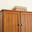 Armoire de rangement en chêne de 72,4 po de hauteur avec 8 portes et 4 tablettes. Pour différents réglages. Surface lisse, zones de fondation robustes. Extérieur, fabrication robuste