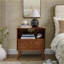 Table de chevet moderne Mid Century avec station de charge, 1 tiroir + tablette ouverte, noyer