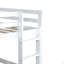 Lit superposé simple au-dessus d'un lit simple avec échelle en bois massif-124917567