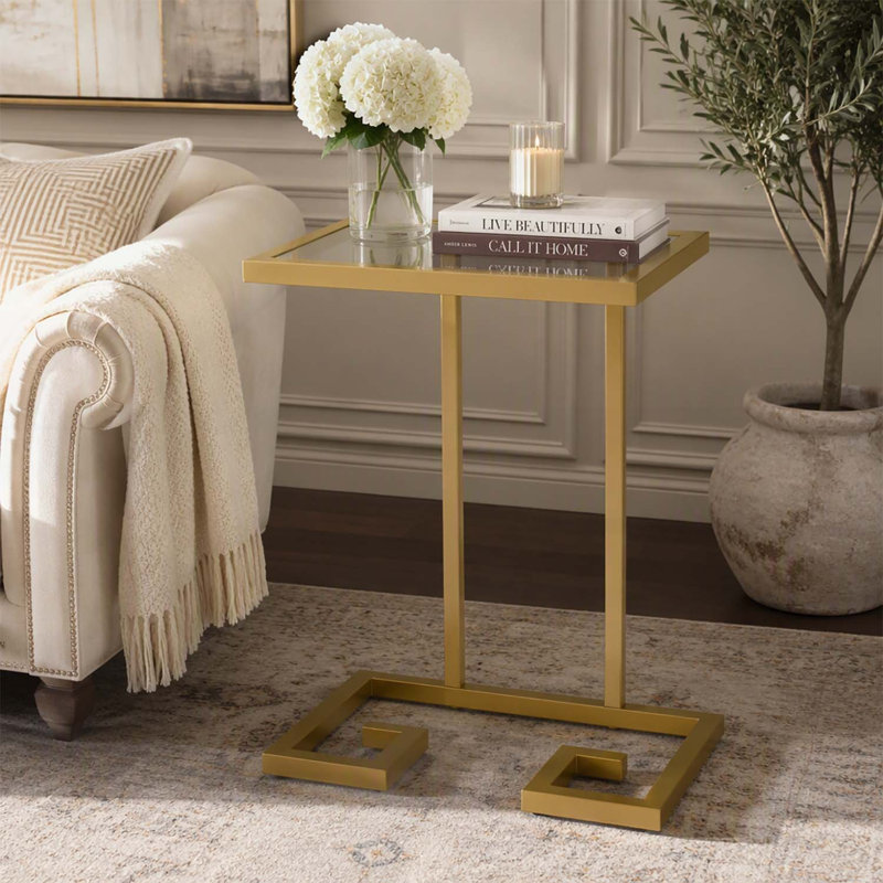 Table d'appoint moderne et glamour en forme de C avec dessus en verre trempé et structure en fer robuste, idéale pour le salon ou la chambre.