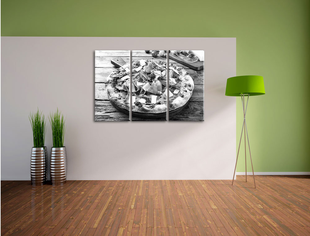 3-tlg. Leinwandbilder-Set „Prosciutto Pizza mit Rucola und Parmesan auf rustikalem Holztisch“, Fotodruck