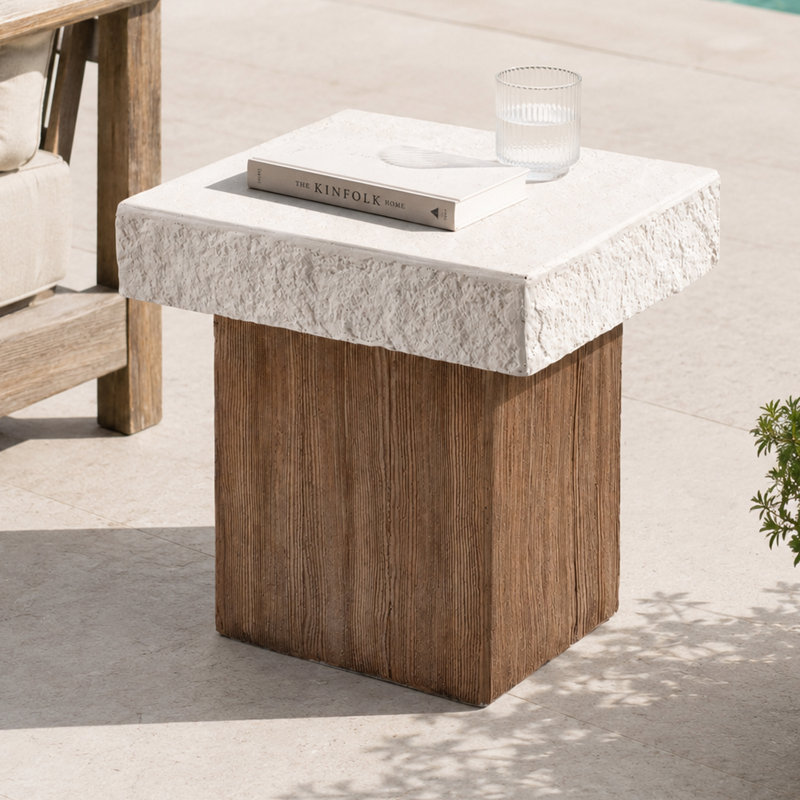 Table de bout carrée en faux travertin, table de bout à piédestal en grain de bois, vestibule de salon intérieur rustique moderne