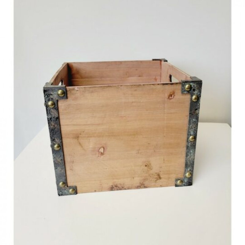 Boîte en bois avec bords en métal et poignées