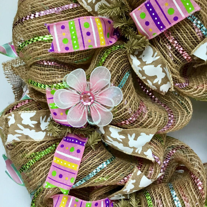 Couronne de Pâques en toile de jute avec rayures pastel et rubans de lapin