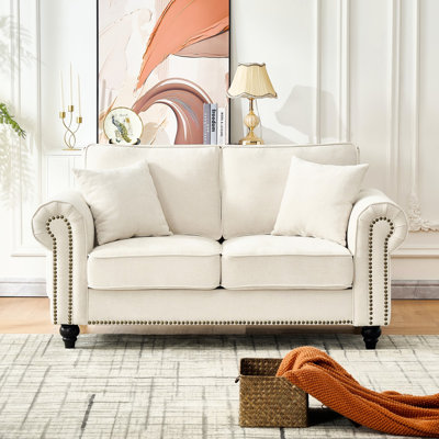 Beige, 160 cm, canapé deux places, accoudoirs arrondis, revêtement en chenille, pieds en bois, fini clouté, idéal pour appartement ou salon, rembourrage en mousse haute densité, toucher velours doux, structure en pin massif, forme incurvée, assise moyenne (160 cm).