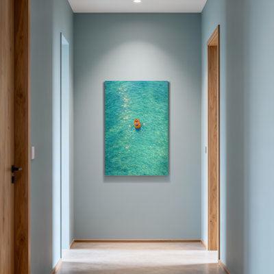 Vue aérienne de paysages urbains et de paysages pittoresques d'un bateau orange dans une eau turquoise