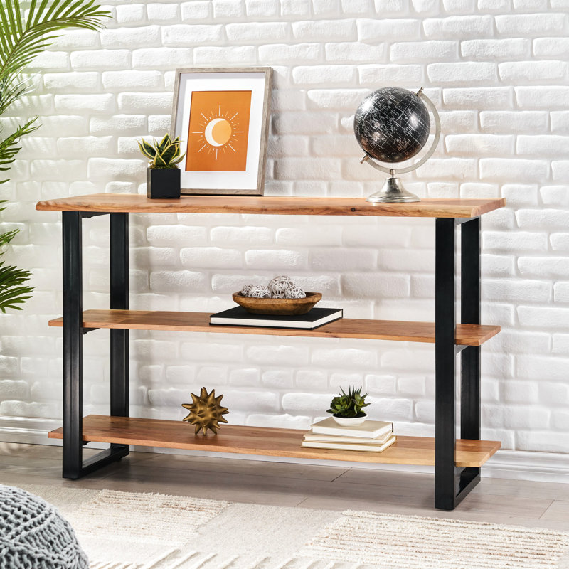 Console multimédia faite à la main de style industriel moderne, structure en bois et en fer, largeur 48,42 po, tablettes ouvertes pour ornements électroniques.