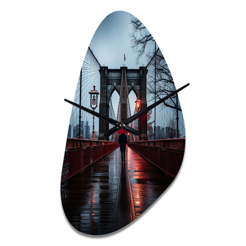 Brocado rouge gris New York Brooklyn Bridge I - forme unique horloge murale traditionnelle en métal, horloge murale rouge