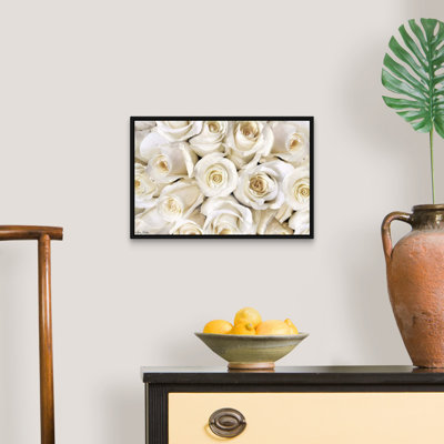 Reproduction de photo sur toile « Top View-roses blanches » par Lori Deiter