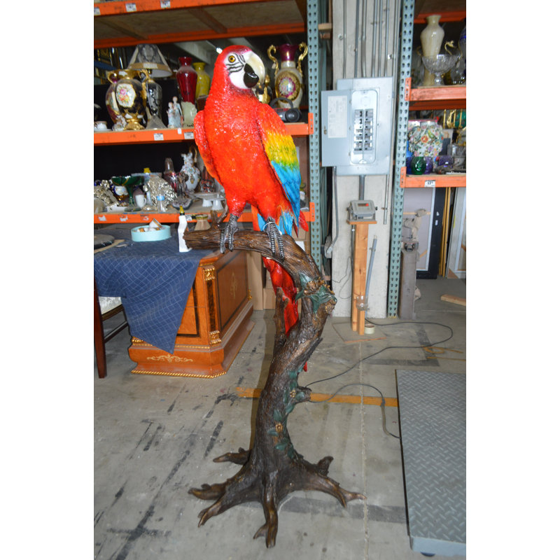 Statue perroquet sur un arbre