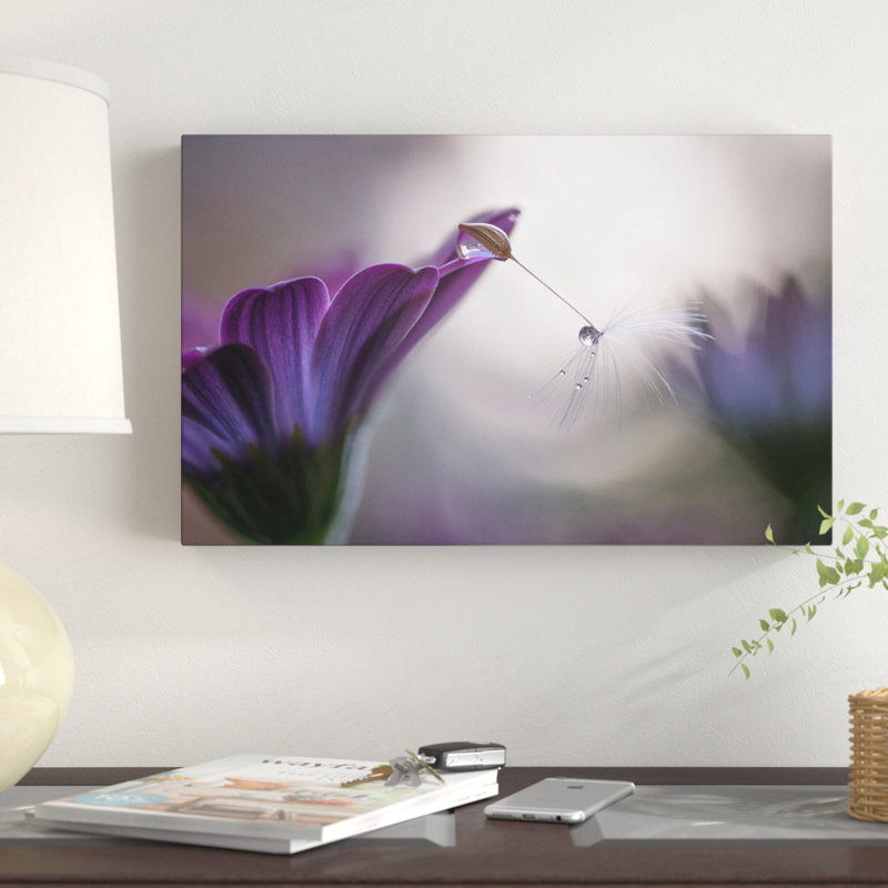 «Purple Rain Drops» par Silvia Spedicato, reproduction de photo sur toile tendue, H 16 po x l 24 po x P 2 po