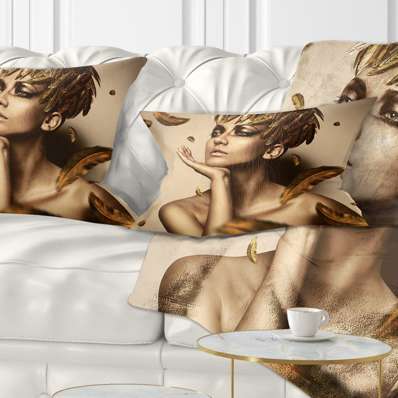 Coussin décoratif femme avec chapeau doré
