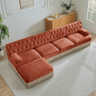 Tissu en velours de 135 po en forme de L adapté aux animaux de compagnie, canapé de style Chesterfield, jupe à pampilles, accoudoirs carrés légèrement incurvés, combinaison libre, conception ergonomique, pour les aires de repos dans la chambre à coucher, brun rouge