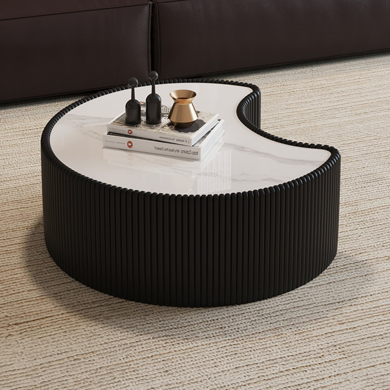 Table basse moderne en cuir fritté clair avec dessus en pierre et forme irrégulière pour le salon (chaque table a un motif unique)