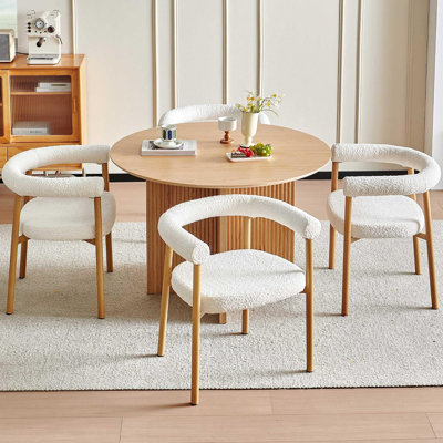 Ensemble de 4 chaises de salle à manger blanches, chaises modernes de cuisine ou de salon, revêtues de tissu et dotées de pieds en métal couleur chêne, chaises rondes de réception confortables pour la maison, le restaurant, la salle à manger ou le bistrot.