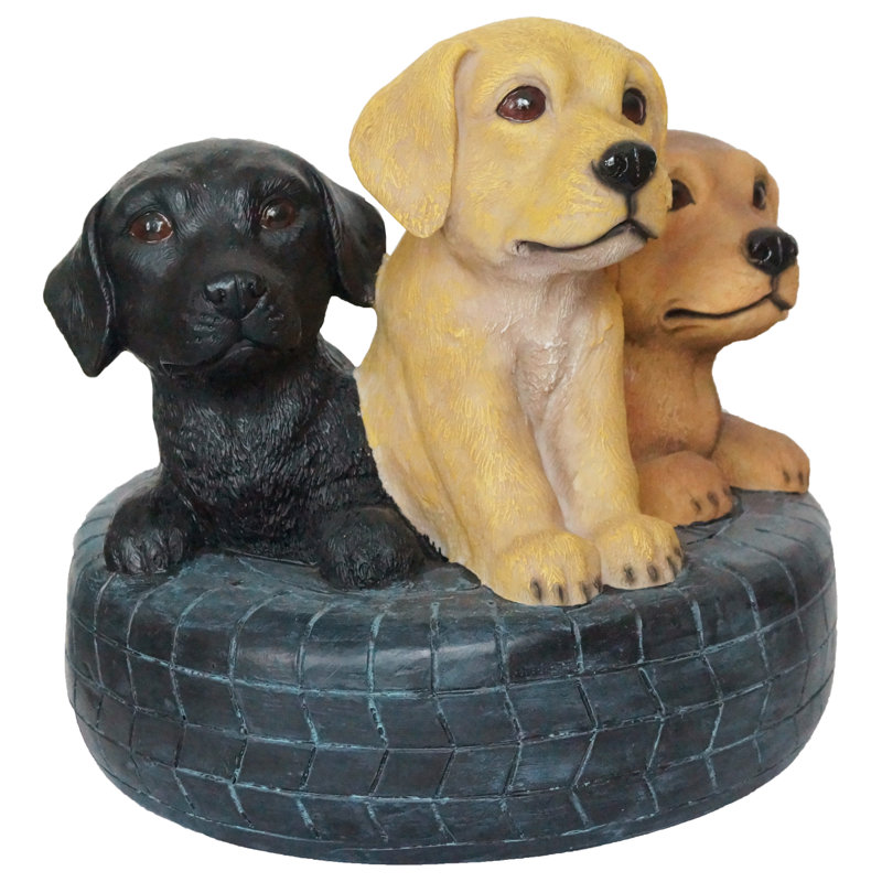 Statue chiots dans un pneu