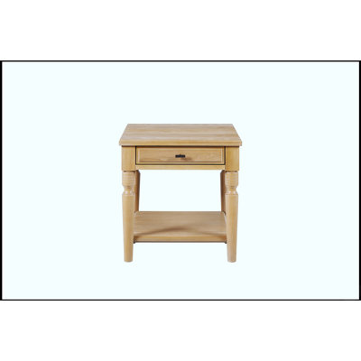 Table de bout élégante avec placages en hickory durable et finition cajou, parfaite pour les intérieurs modernes et traditionnels.